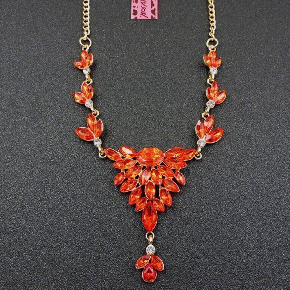 ♥️ Betsey Johnson stunning red crystal statement necklace ♥️